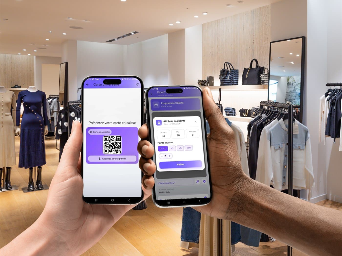 Dans une boutique, une cliente présente son QR code FidelCard pendant que le commerçant lui attribue ses points depuis son téléphone.